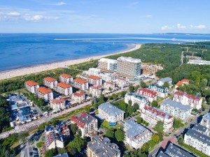 Kuren in Polen: Luftbild des Hotel Avangard und Panorama in Swinemünde