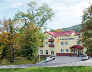 Kuren in Polen: Außenansicht von der Klinika Mlodosci Medical SPA Bad Flinsberg Isergebirge