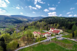 Kuren in Polen: Luftaufnahme der Klinika Mlodosci Medical SPA Bad Flinsberg Isergebirge