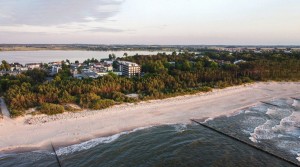 Kuren Polen: Blick von der Ostsee auf das Gesundheitsinstitut Sofra Mielno Großmöllen Ostsee Polen